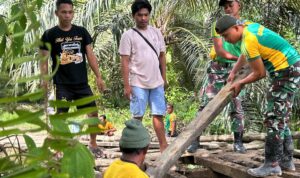 Satgas Pamtas RI-Malaysia Yonarmed 11 Kostrad Pos Aji Kuning memperbaiki jalan bersama masyarakat Desa Aji Kuning Kecamatan Sebatik Tengah