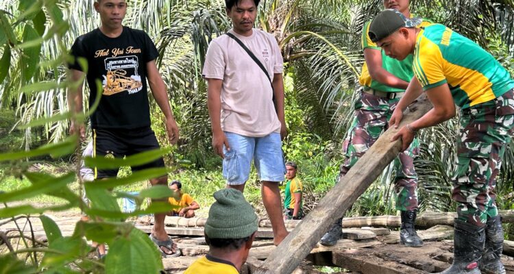 Satgas Pamtas RI-Malaysia Yonarmed 11 Kostrad Pos Aji Kuning memperbaiki jalan bersama masyarakat Desa Aji Kuning Kecamatan Sebatik Tengah
