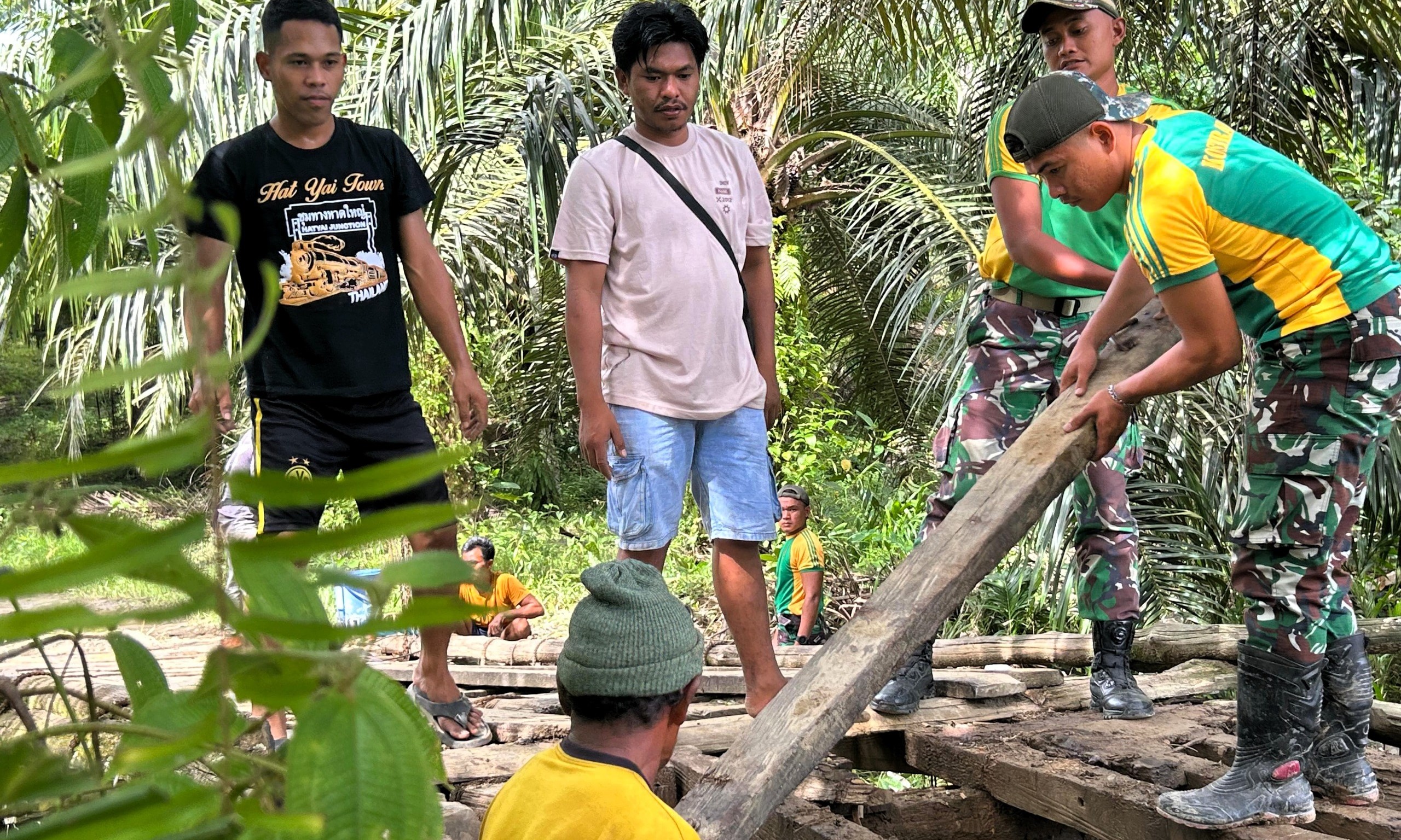 Satgas Pamtas RI-Malaysia Yonarmed 11 Kostrad Pos Aji Kuning memperbaiki jalan bersama masyarakat Desa Aji Kuning Kecamatan Sebatik Tengah
