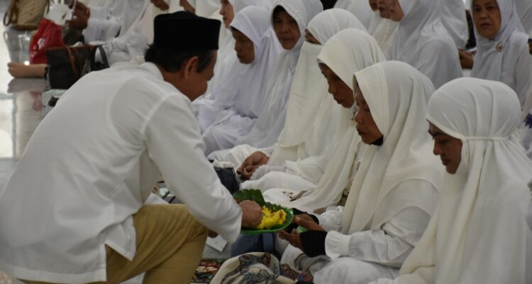 Pemko Langsa melaksanakan Peusijuk 186 para Calon Jamaah Haji Tahun 1446 H/2025 M yang akan diberangkatkan pada Jum'at 23 Mei mendatang