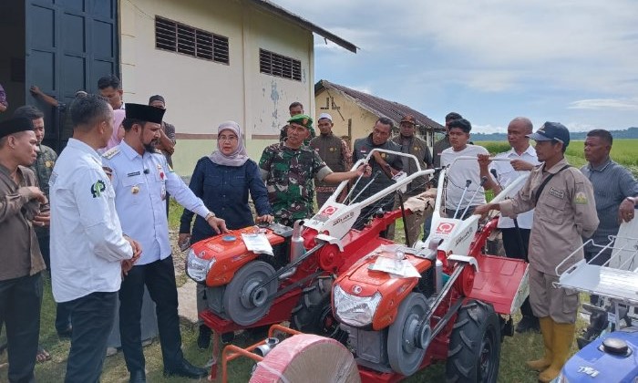Bupati Aceh Timur Iskandar Usman Al-Farlaky serahkan bantuan alsintan kepada Brigade Pangan guna mendukung program ketahanan pangan nasional