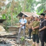Bupati Aceh Timur, Iskandar Usman Al-Farlaky, S.Hi., M.Si., menyalurkan bantuan masa panik kepada korban kebakaran di Gampong Buket Kuta