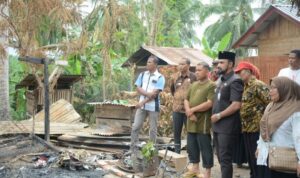 Bupati Aceh Timur, Iskandar Usman Al-Farlaky, S.Hi., M.Si., menyalurkan bantuan masa panik kepada korban kebakaran di Gampong Buket Kuta