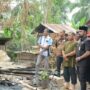 Bupati Aceh Timur, Iskandar Usman Al-Farlaky, S.Hi., M.Si., menyalurkan bantuan masa panik kepada korban kebakaran di Gampong Buket Kuta