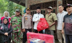 Bupati Aceh Timur, Iskandar Usman  Al Farlaky menyerahkan bantuan masa panik secara simbolis kepada warga terdampak bencana angin kencang