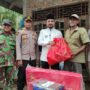 Bupati Aceh Timur, Iskandar Usman  Al Farlaky menyerahkan bantuan masa panik secara simbolis kepada warga terdampak bencana angin kencang