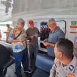 Personel Subditkamsel Ditlantas Polda Aceh melaksanakan sosialisasi tertib berlalu lintas kepada para penumpang kapal Express Bahari Sabang