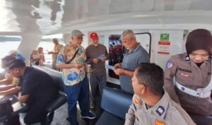 Personel Subditkamsel Ditlantas Polda Aceh melaksanakan sosialisasi tertib berlalu lintas kepada para penumpang kapal Express Bahari Sabang