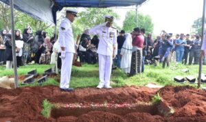 Danpasmar 1 Kolonel Marinir Ena Sulaksana SE bertindak sebagai Irup Deputase Pemakaman Militer yang digelar di TPU Kober, Cengkareng, jabar