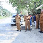 Bupati Aceh Tamiang, Irjen Pol (P). Drs. Armia Pahmi, MH turun langsung meninjau kondisi jalan rusak di Kampung Alur Manis, Kecamatan Rantau