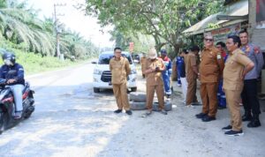 Bupati Aceh Tamiang, Irjen Pol (P). Drs. Armia Pahmi, MH turun langsung meninjau kondisi jalan rusak di Kampung Alur Manis, Kecamatan Rantau