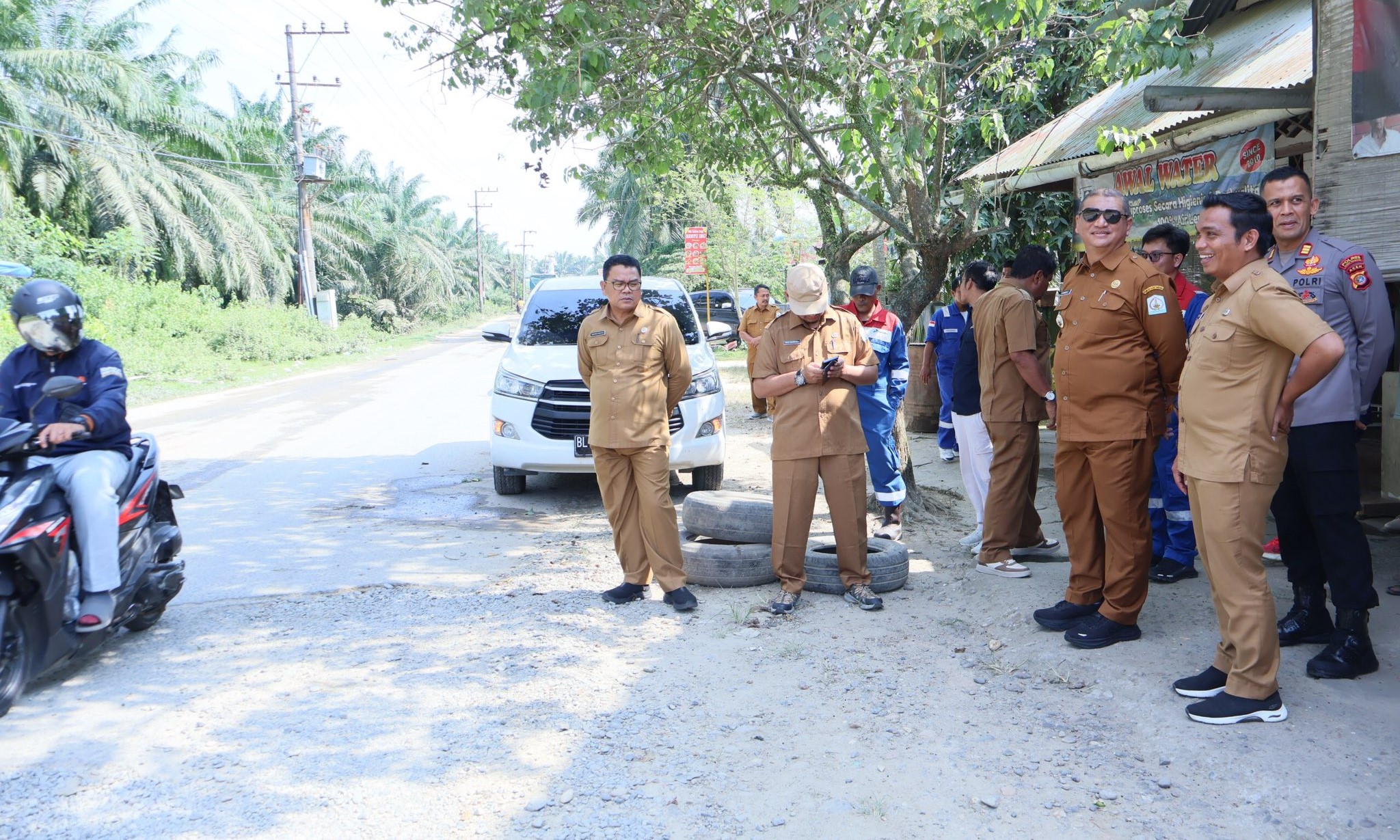 Bupati Aceh Tamiang, Irjen Pol (P). Drs. Armia Pahmi, MH turun langsung meninjau kondisi jalan rusak di Kampung Alur Manis, Kecamatan Rantau