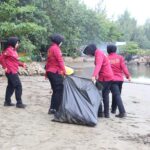 Dalam rangka menyambut Hari Bhayangkara ke-79, Polda Aceh menggelar aksi bersih-bersih pantai di kawasan Ulee Lheue, Kota Banda Aceh