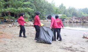 Dalam rangka menyambut Hari Bhayangkara ke-79, Polda Aceh menggelar aksi bersih-bersih pantai di kawasan Ulee Lheue, Kota Banda Aceh