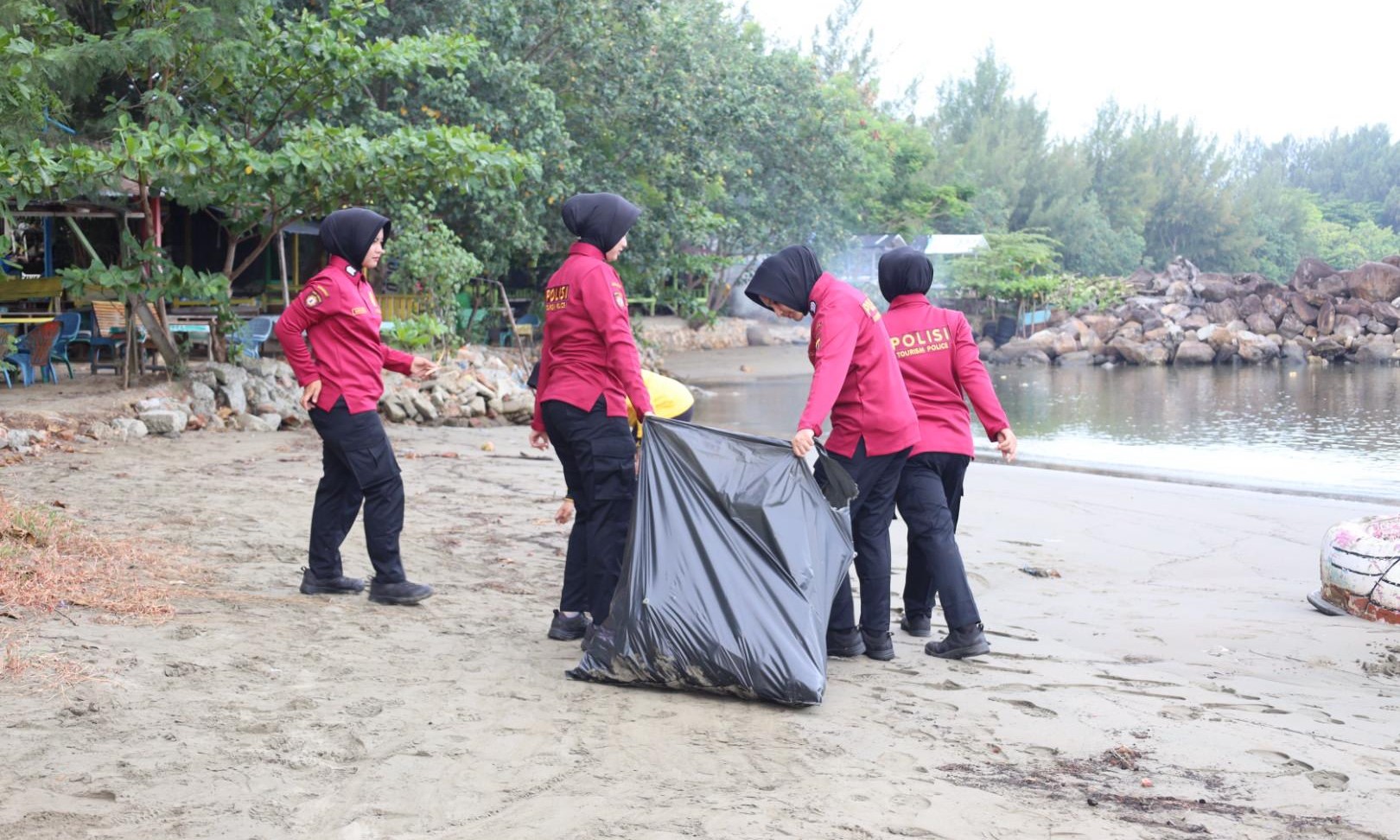 Dalam rangka menyambut Hari Bhayangkara ke-79, Polda Aceh menggelar aksi bersih-bersih pantai di kawasan Ulee Lheue, Kota Banda Aceh