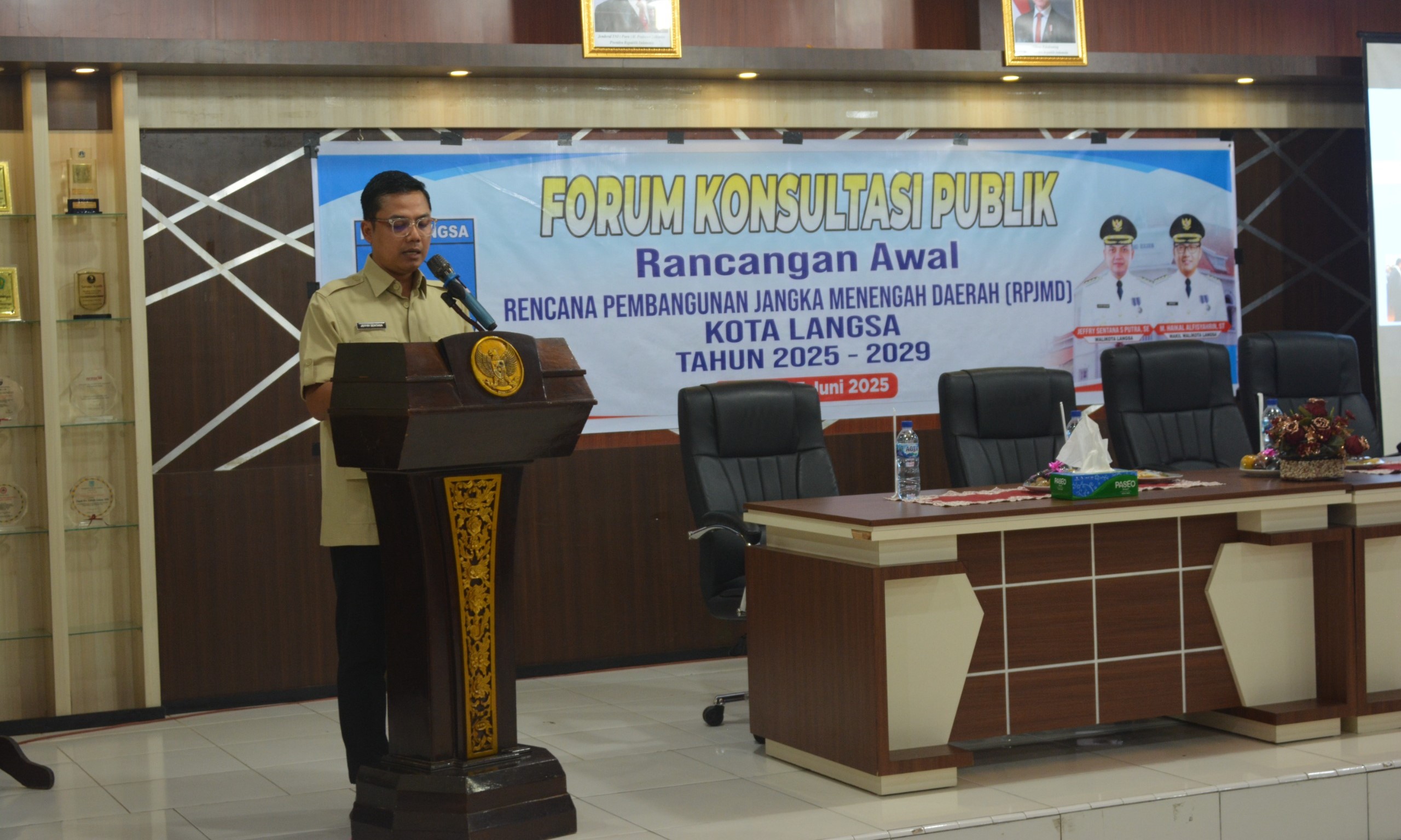 Walikota Langsa Jeffry Sentana S Putra, SE, secara resmi membuka Forum Konsultasi Publik Rancangan Awal RPJMD