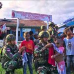 Prajurit dari Pos Eragayam Satgas Yonif 521/DY melaksanakan teritorial berbagi bersama warga di Pos Eragayam