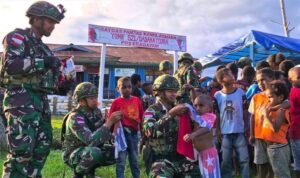 Prajurit dari Pos Eragayam Satgas Yonif 521/DY melaksanakan teritorial berbagi bersama warga di Pos Eragayam