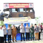 Sebuah mobil dan sepeda motor korban kecelakaan lalu lintas terpajang di atas sebuah monumen, di depan Polsek Julok, Polres Aceh Timur