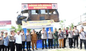 Sebuah mobil dan sepeda motor korban kecelakaan lalu lintas terpajang di atas sebuah monumen, di depan Polsek Julok, Polres Aceh Timur