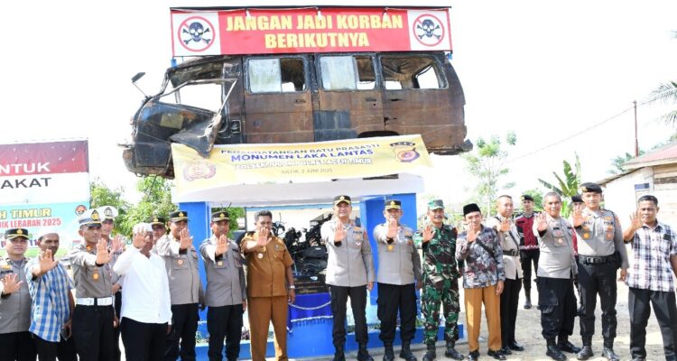 Sebuah mobil dan sepeda motor korban kecelakaan lalu lintas terpajang di atas sebuah monumen, di depan Polsek Julok, Polres Aceh Timur