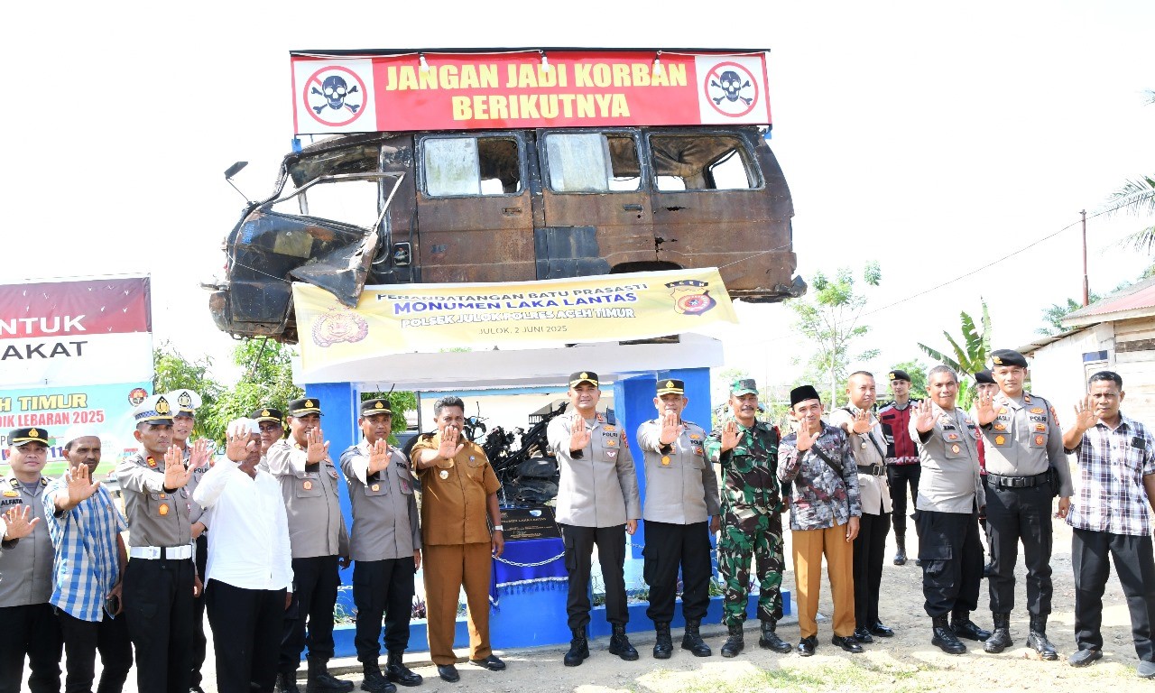Sebuah mobil dan sepeda motor korban kecelakaan lalu lintas terpajang di atas sebuah monumen, di depan Polsek Julok, Polres Aceh Timur