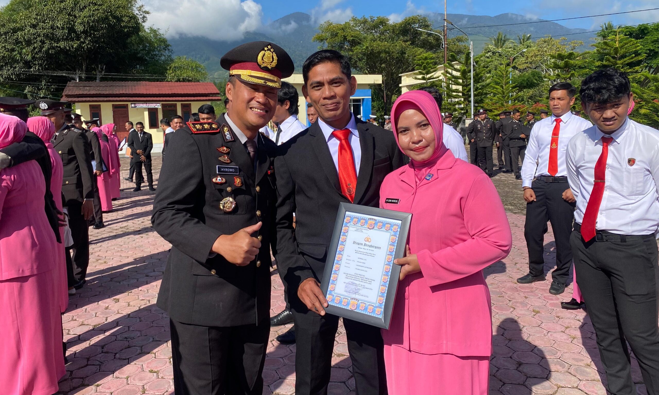 Suasana khidmat menyelimuti halaman Mapolres Gayo Lues saat Kapolres AKBP Hyrowo, memimpin langsung upacara peringatan Hari Lahir Pancasila