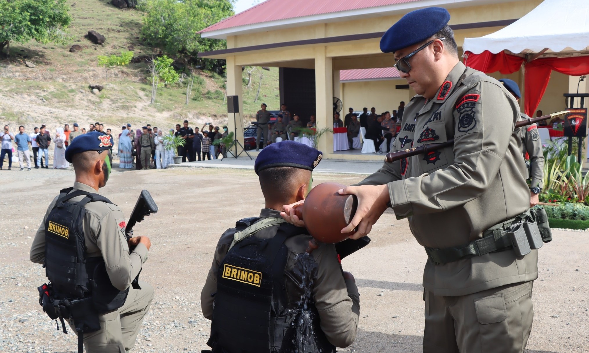 Kapolda Aceh Irjen Pol Dr. Achmad Kartiko secara resmi menutup kegiatan pembinaan tradisi pembaretan bagi Bintara dan Tamtama remaja SatBrimob