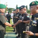 Danrem 012/Teuku Umar, Kolonel Inf Benny Rahadian, S.E., M.Han., memimpin upacara Sertijab empat Komandan Satuan jajaran Korem 012/Teuku Umar