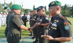 Danrem 012/Teuku Umar, Kolonel Inf Benny Rahadian, S.E., M.Han., memimpin upacara Sertijab empat Komandan Satuan jajaran Korem 012/Teuku Umar