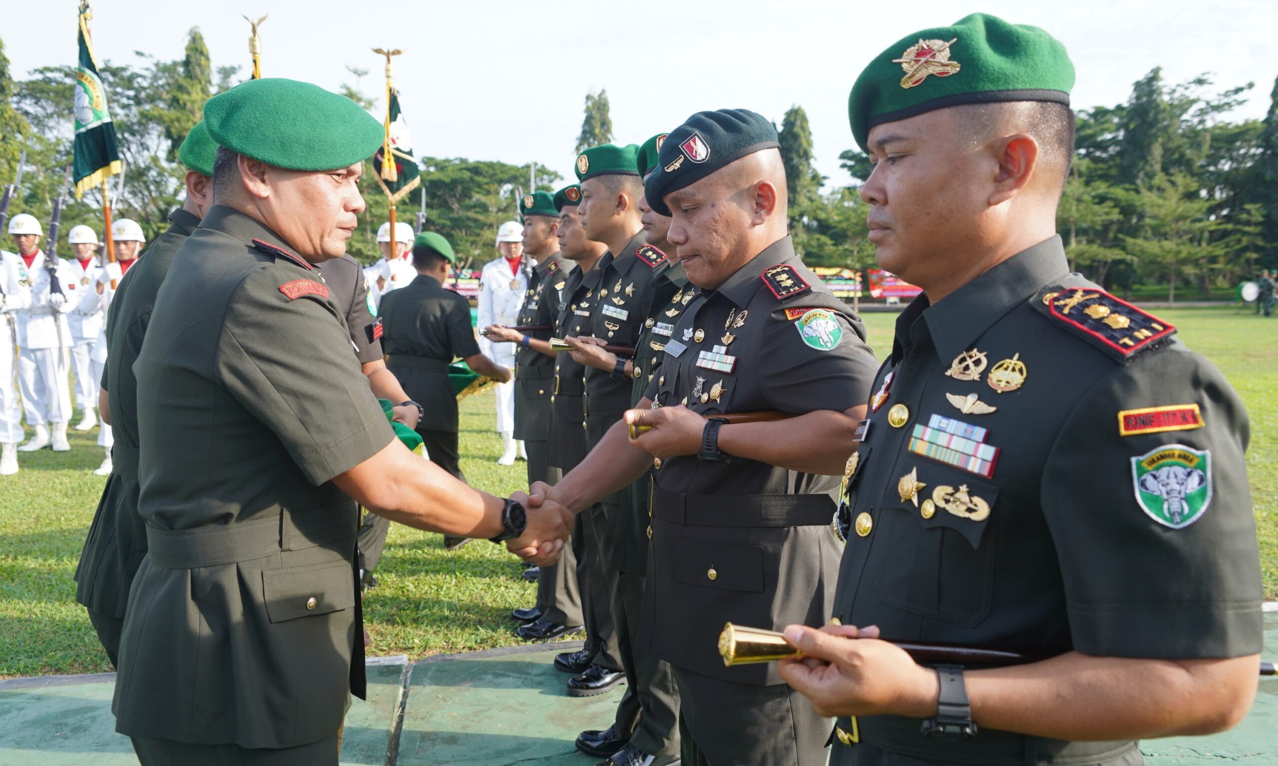 Danrem 012/Teuku Umar, Kolonel Inf Benny Rahadian, S.E., M.Han., memimpin upacara Sertijab empat Komandan Satuan jajaran Korem 012/Teuku Umar
