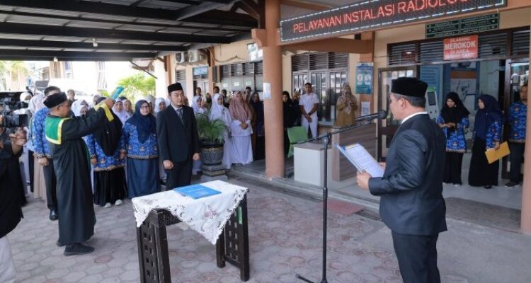 Bupati Aceh Besar Muharram Idris melantik dr. Bunaiya Putra MKM sebagai Direktur Rumah Sakit Umum Daerah (RSUD) Aceh Besar