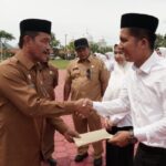 Wakil Bupati (wabup) Aceh Besar Drs Syukri A Jalil menyerahkan Surat Keputusan (SK) pengangkatan 88 Calon Pegawai Negeri Sipil (CPNS)