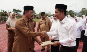 Wakil Bupati (wabup) Aceh Besar Drs Syukri A Jalil menyerahkan Surat Keputusan (SK) pengangkatan 88 Calon Pegawai Negeri Sipil (CPNS)