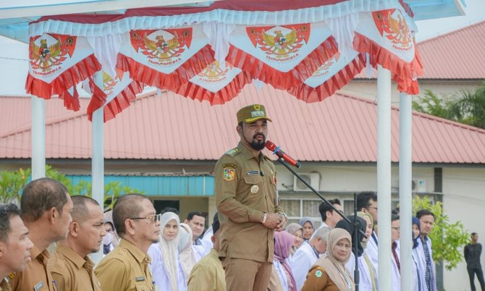 Bupati Aceh Timur,  Iskandar Usman Al-Farlaky memimpin apel bersama pasca Iduladha di Rumah Sakit Umum Daerah (RSUD) dr. Zubir Mahmud