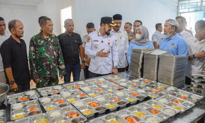Bupati Aceh Timur, Iskandar Usman Al-Farlaky, S.Hi., M.Si., melakukan peninjauan ke salah satu Rumah Makan Bergizi untuk anak sekolah