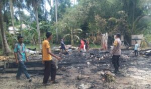 Satu unit rumah milik Yakob (50) warga Dusun Petuah Neubok, Gampong Seuneubok Barat, Kecamatan Idi Timur ludes terbakar dilalap si jago merah