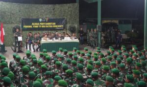 Danrem 012/TU Kolonel Inf Benny Rahadian bersama Bupati Nagan Raya Teuku Raja Keumangan menyambut personel Yonif TP 856/Satria Bumi Sakti