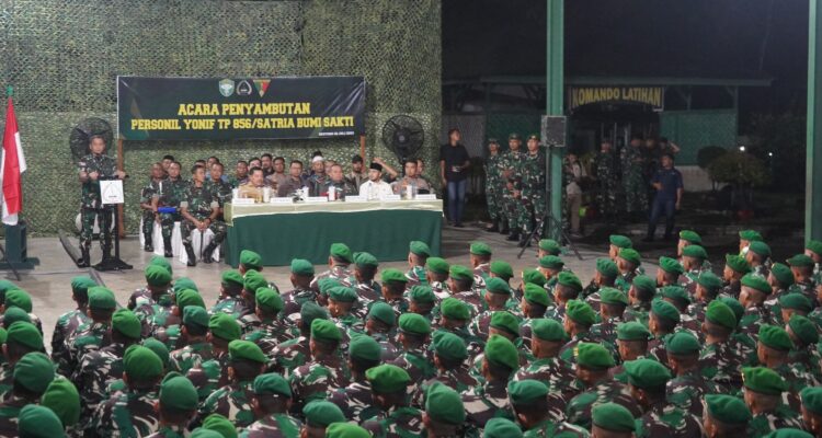 Danrem 012/TU Kolonel Inf Benny Rahadian bersama Bupati Nagan Raya Teuku Raja Keumangan menyambut personel Yonif TP 856/Satria Bumi Sakti