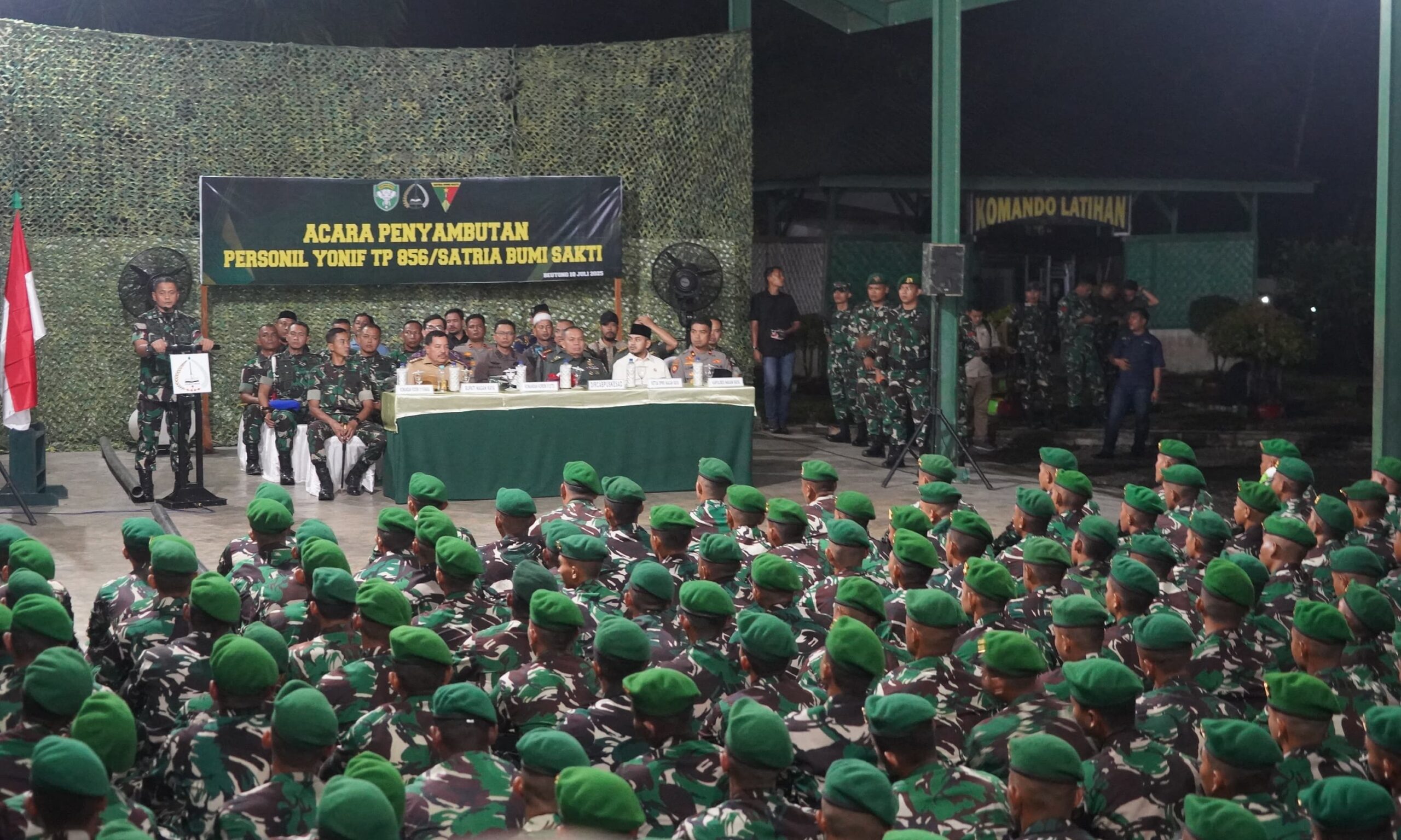 Danrem 012/TU Kolonel Inf Benny Rahadian bersama Bupati Nagan Raya Teuku Raja Keumangan menyambut personel Yonif TP 856/Satria Bumi Sakti