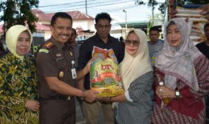 Kejaksaan Negeri (Kejari) Langsa bersama Pemerintah Kota (Pemko) Langsa menggelar pasar murah dan Bazar Usaha Mikro Kecil dan Menengah (UMKM)