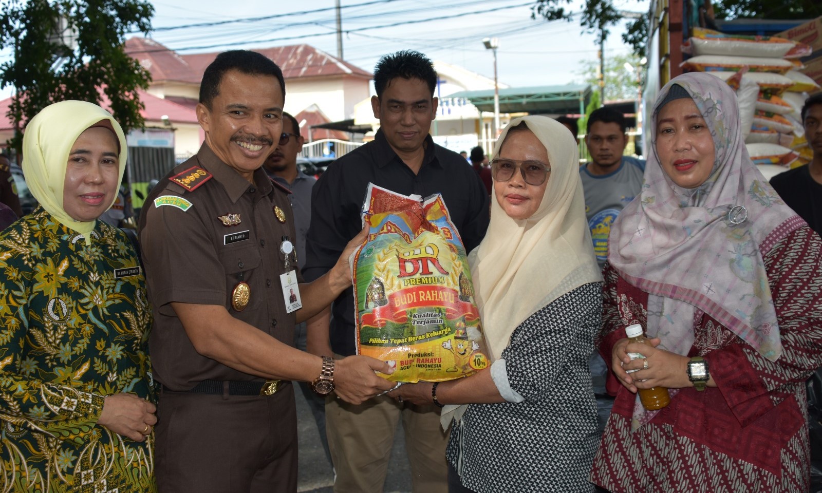 Kejaksaan Negeri (Kejari) Langsa bersama Pemerintah Kota (Pemko) Langsa menggelar pasar murah dan Bazar Usaha Mikro Kecil dan Menengah (UMKM)