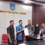 Wali Kota Langsa Jeffry Sentana dan CEO the master Rolly Pardlan Kaloko, menandatangi MoU CSR Program bimbingan dan latihan siswa TNI AD