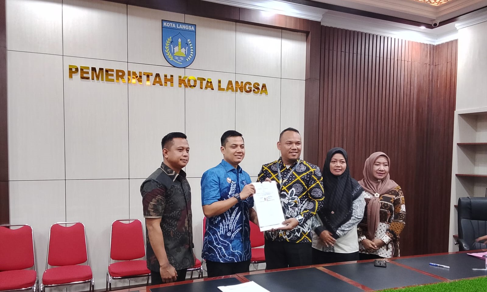 Wali Kota Langsa Jeffry Sentana dan CEO the master Rolly Pardlan Kaloko, menandatangi MoU CSR Program bimbingan dan latihan siswa TNI AD