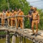 Bupati Iskandar Usman Al- Farlaky meninjau dua jembatan rusak di Gampong Seunebok Aceh dan jembatan Seneubok Pesangan serta Dama Tutong