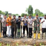 Bersama santri, Polres Aceh Timur menanam jagung di atas lahan Dayah Raudatur Ridha seluas 2,5 Hektar yang terletak di Gampong Baro, Julok