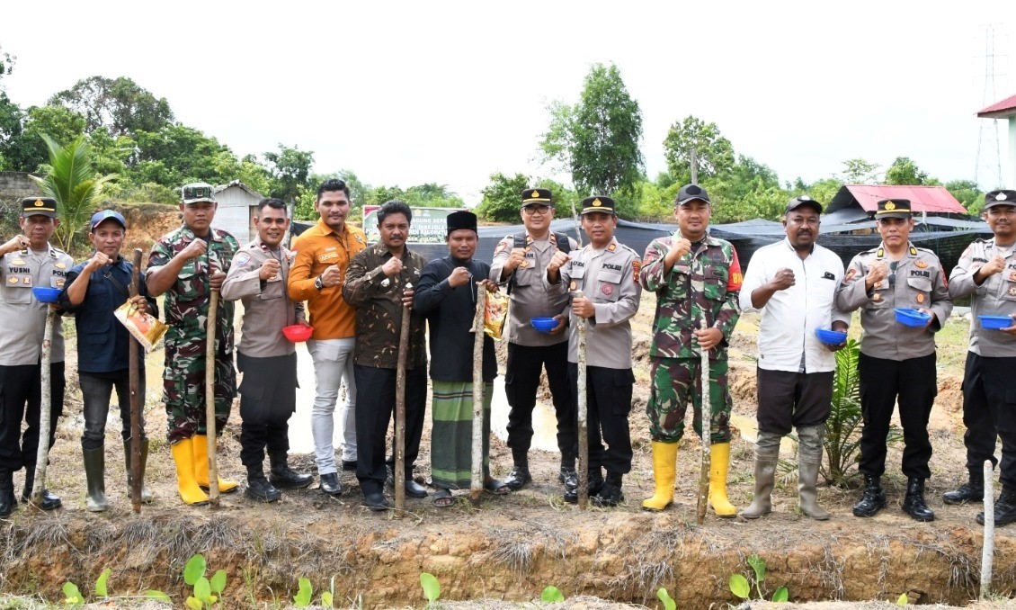 Bersama santri, Polres Aceh Timur menanam jagung di atas lahan Dayah Raudatur Ridha seluas 2,5 Hektar yang terletak di Gampong Baro, Julok