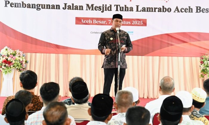 Bupati Syech Muharram meresmikan pembangunan jalan Mesjid Tuha Lamrabo yang dibangun dengan menggunakan dana CSR BUMN Pasar Modal Indonesia