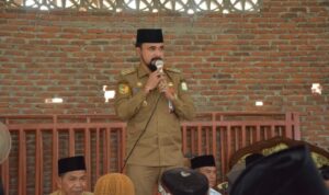 Bupati Aceh Timur, Iskandar Usman Al-Farlaky melayat ke rumah duka almarhum Tgk. Walidi Abdul Muthalib di Komplek Dayah DAMI