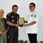 Suasana haru penuh kehangatan mengiringi langkah Kejari Langsa Efrianto yang akan melaksanakan tugas sebagai Inspektur Muda Kepegawaian